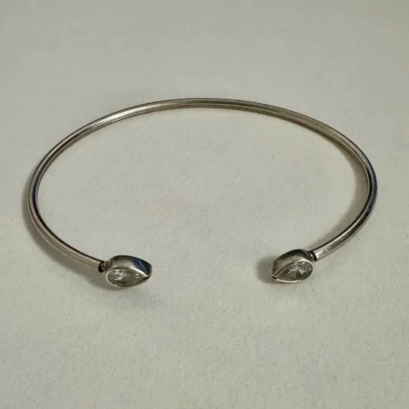 Here's the mentioned bracelet. It's another one gifted by family that I wear everyday. It's easily adjustable, so I looked forward to using it in a circuit.
