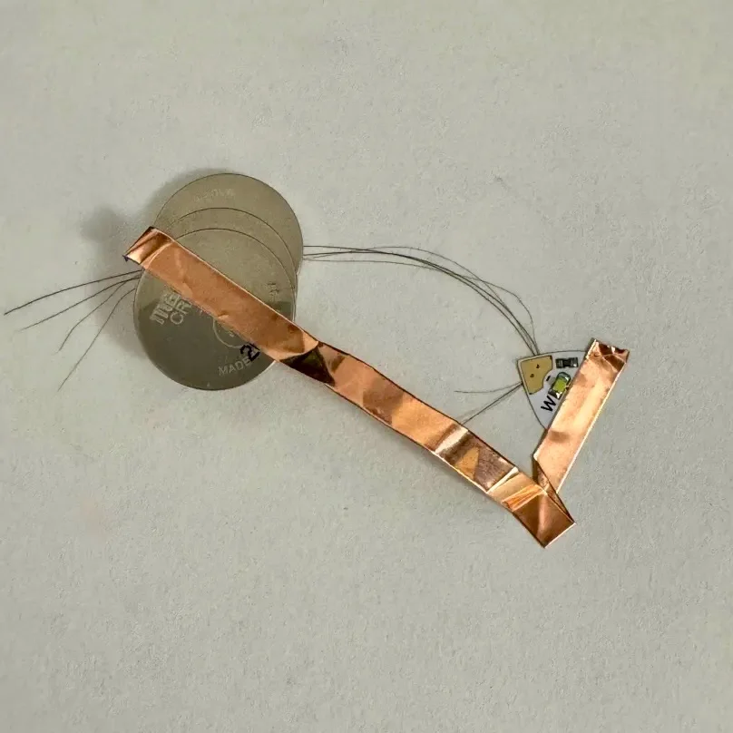 Since our bodies are able to conduct electricity, I was curious if dry hair could do the same! Unforunately, it seems it doesn't... It makes sense since it doesn't naturally contain water or electrolytes like the body does.