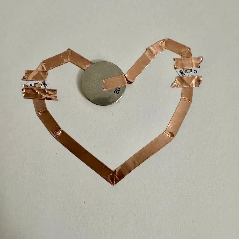 I tried again, but it still doesn't work?... I took special care to reinforce both sides of the LEDS, but something isn't working...