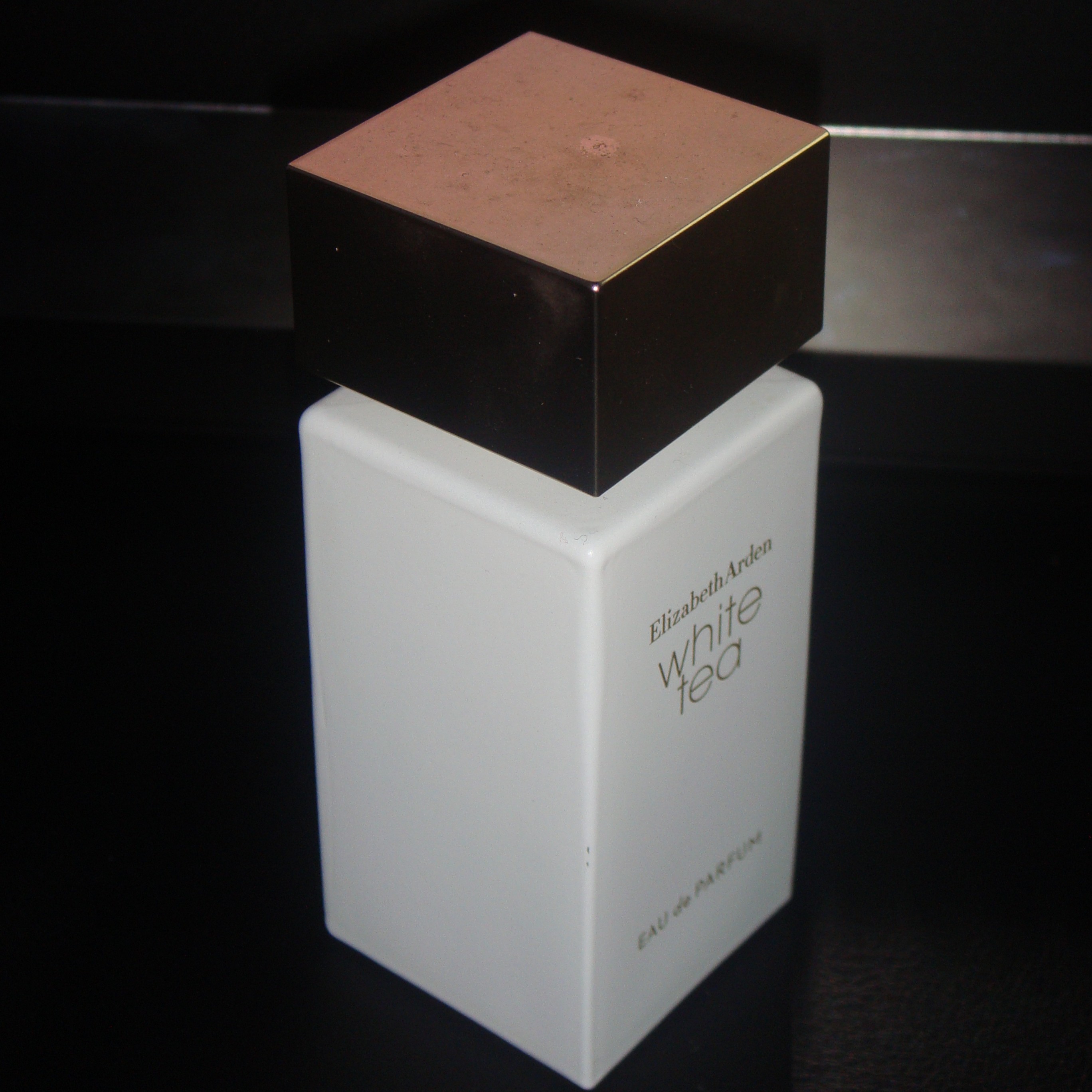 The material of the cap is really nice and adds to the feeling of elegance. I think it has something to do with its reflectivity.